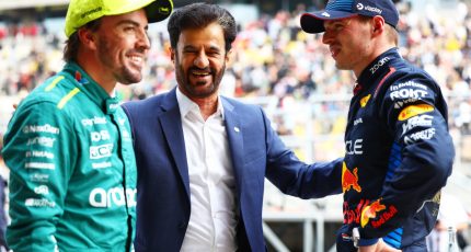 Ben Sulayem habla sonriendo con Alonso y Verstappen
