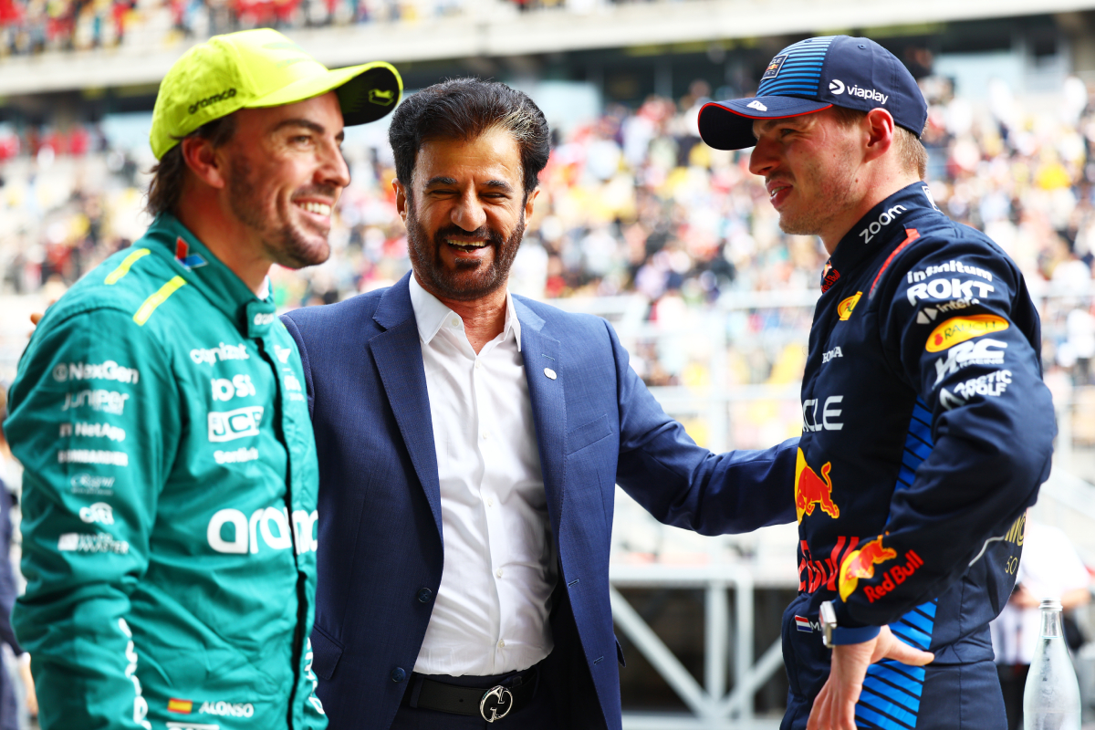Ben Sulayem habla sonriendo con Alonso y Verstappen