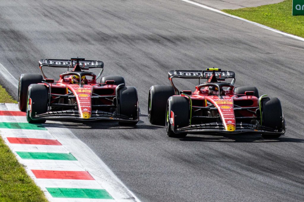 Sainz y Leclerc con la decoración especial de Ferrari en Monza 2023