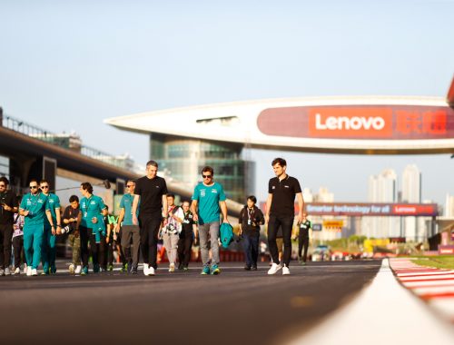 Fernando Alonso camina junto a su equipo por el circuito de Shangai.