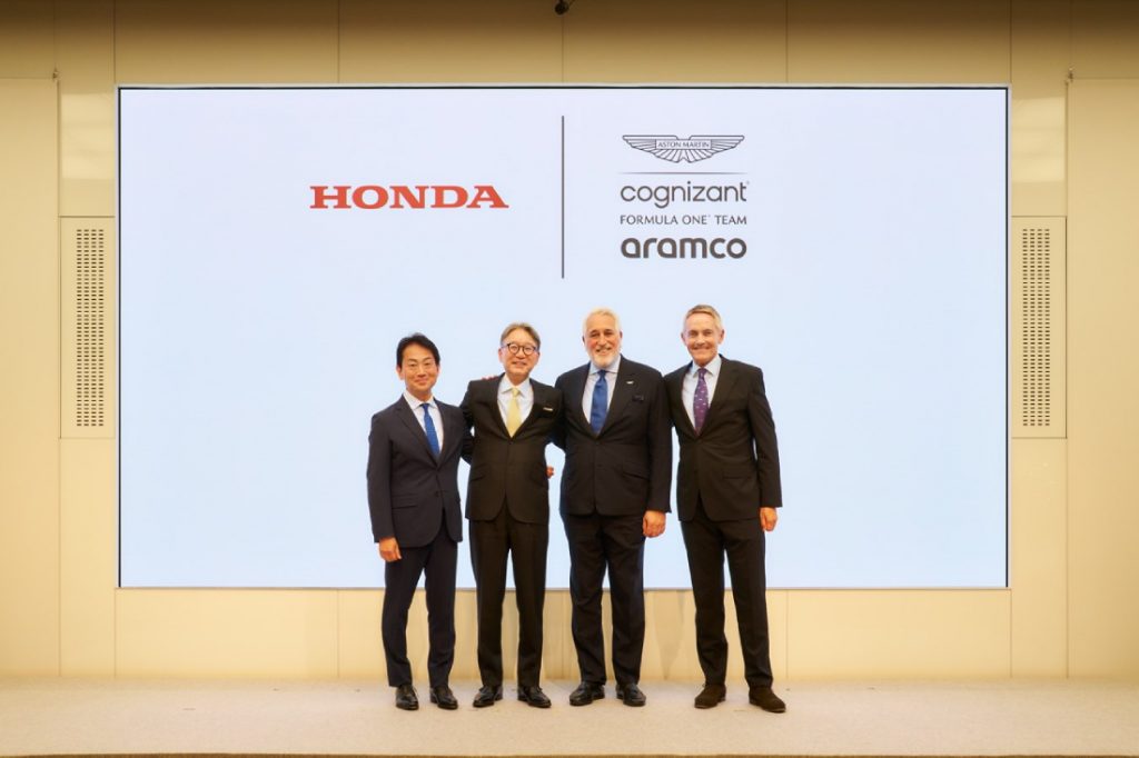Los directivos de Honda y Aston Martin F1 posan tras el acuerdo.