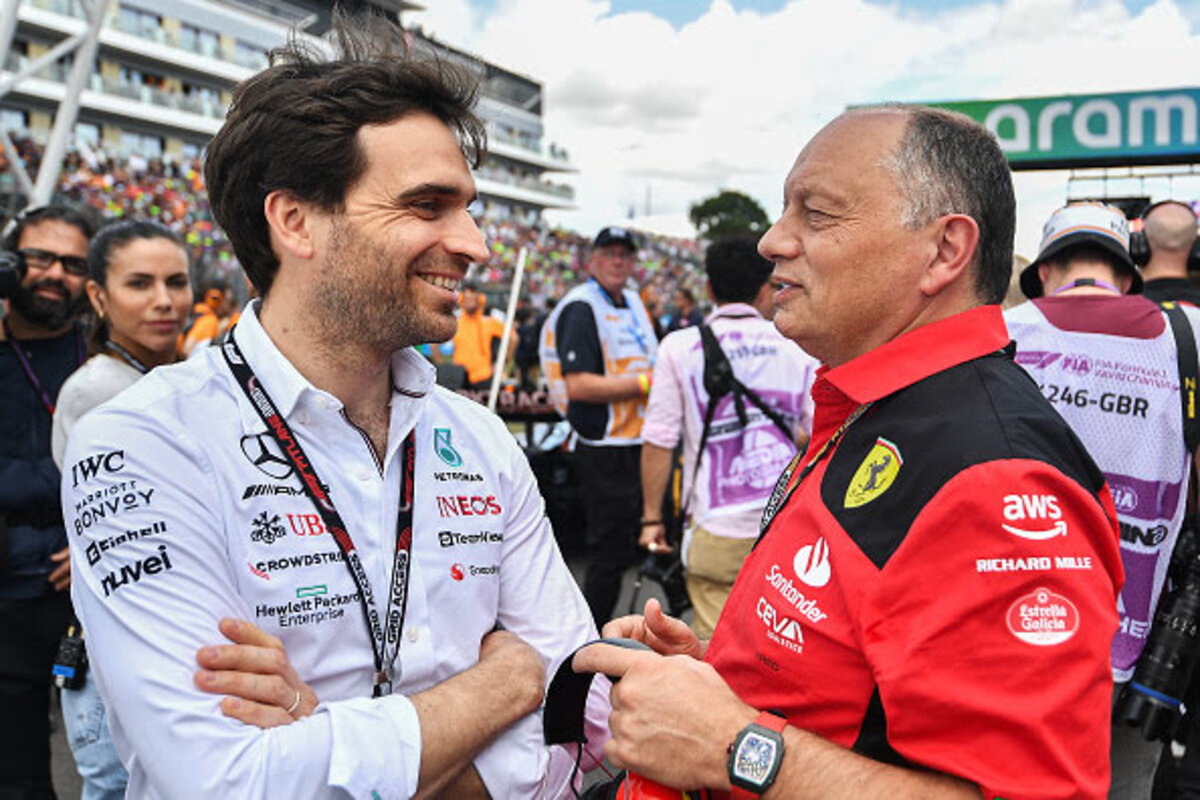 Vasseur y Ambrossio conversan antes de un GP de F1.