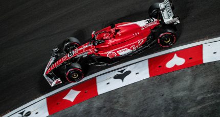 Leclerc con la decoración especial de Ferrari en Las Vegas 2023