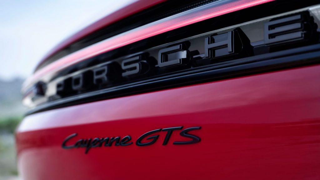 Detalle del logo GTS Cayenne Porsche 2024