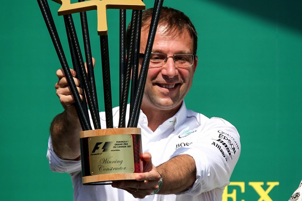 Loic Serra con el trofeo del Canadian GP f1 en sus manos