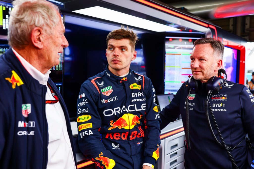 Verstappen habla con Horner y Marko en el box del equipo