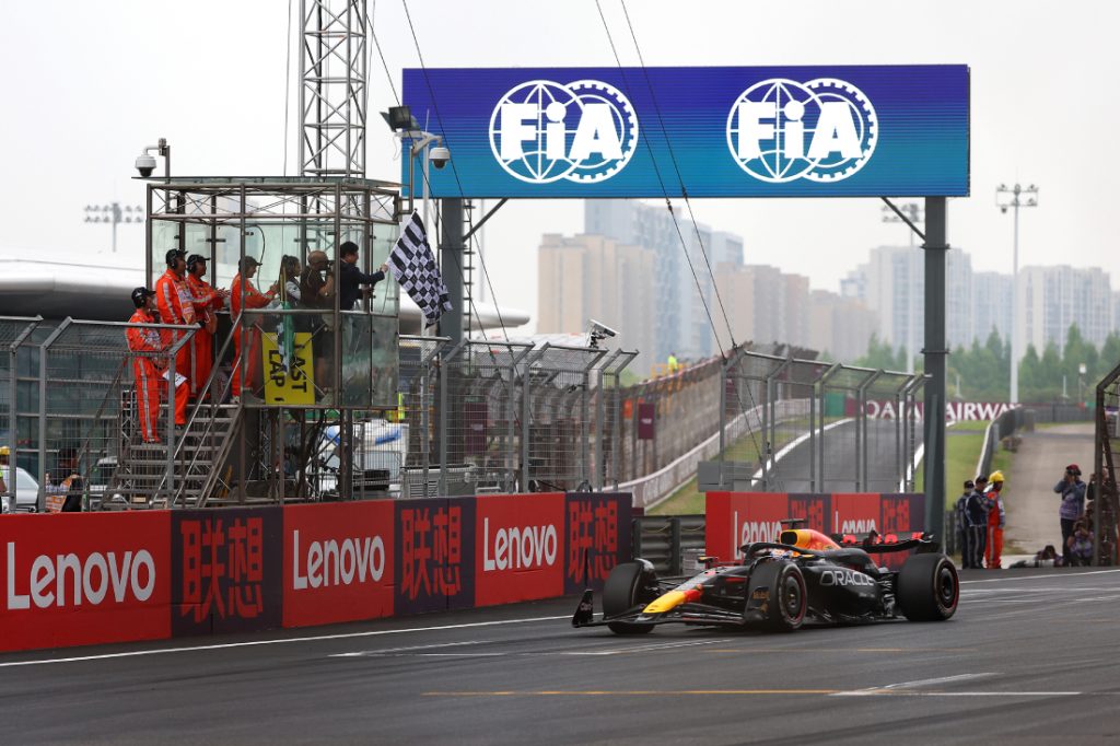 Max Verstappen cruza la línea de meta en el GP de China de F1 2024