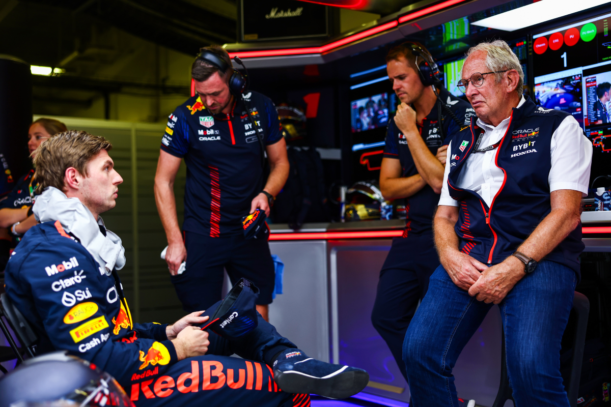 Verstappen sentado habla con Marko en el box