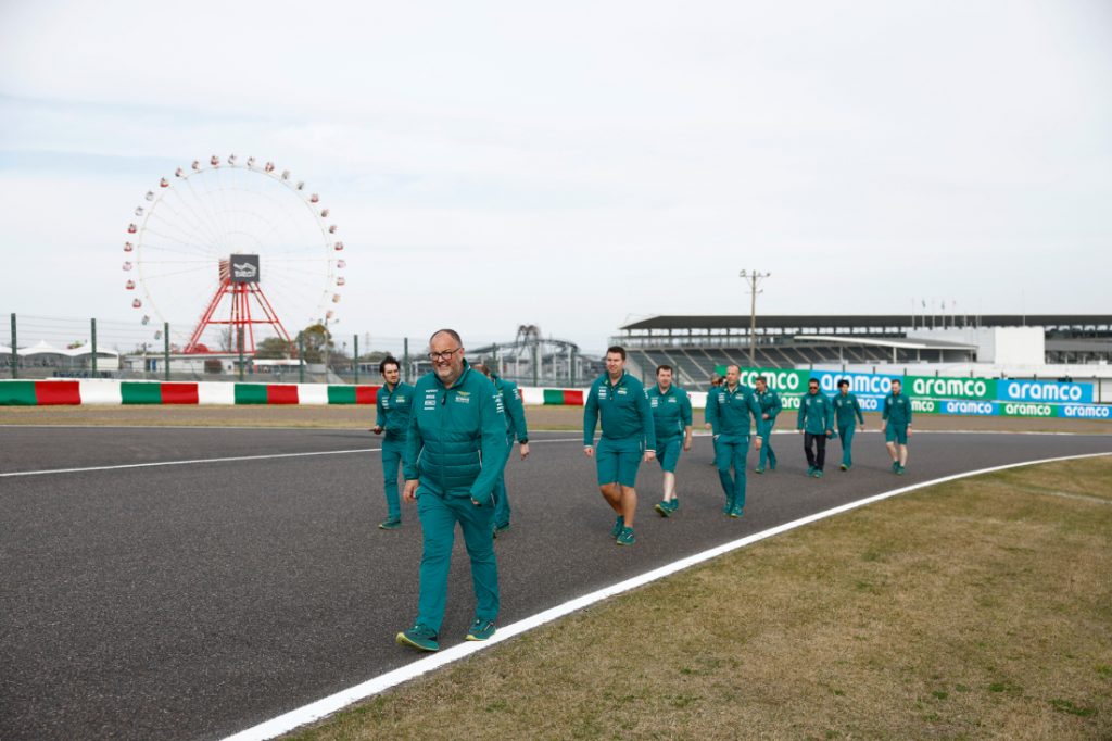 Tom McCullough camina junto a compañeros de Aston Martin por el circuito de Suzuka