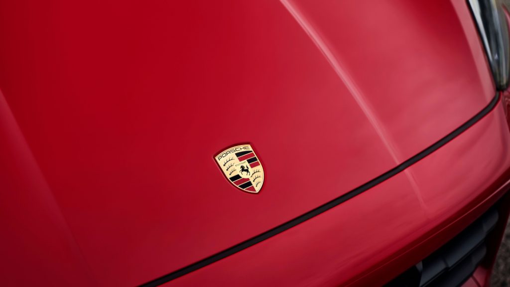 Logo frontal Porsche Cayenne GTS
