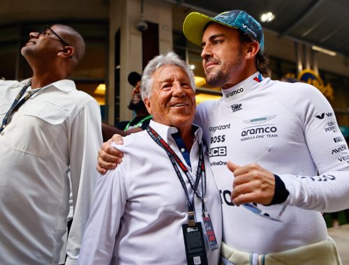 Alonso abraza a Mario Andretti en el Miami GP 2024