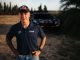 Carlos Sainz posa sonriente con el nuevo Ford Raptor Dakar 2025.
