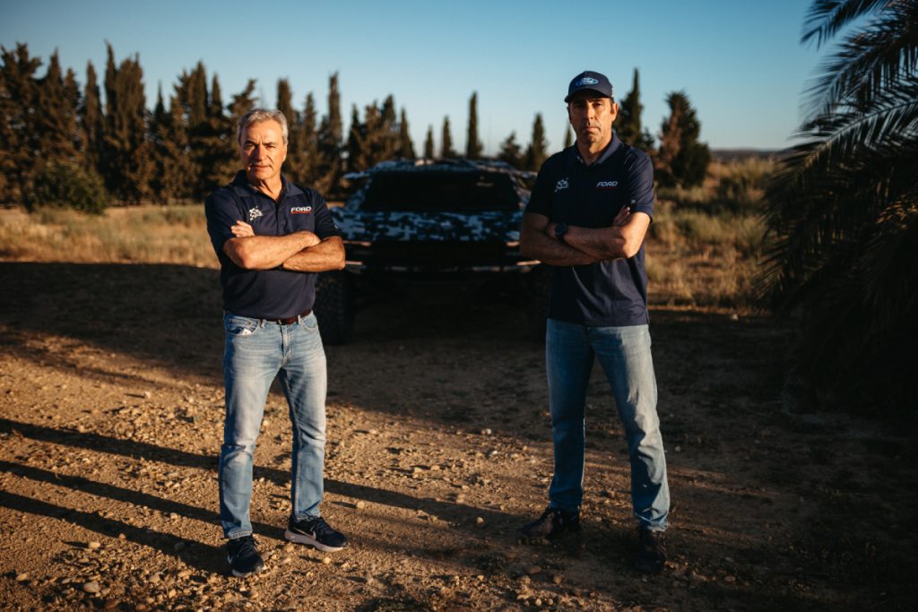 Sainz y Roma posan de pie junto al nuevo Ford Raptor 2025