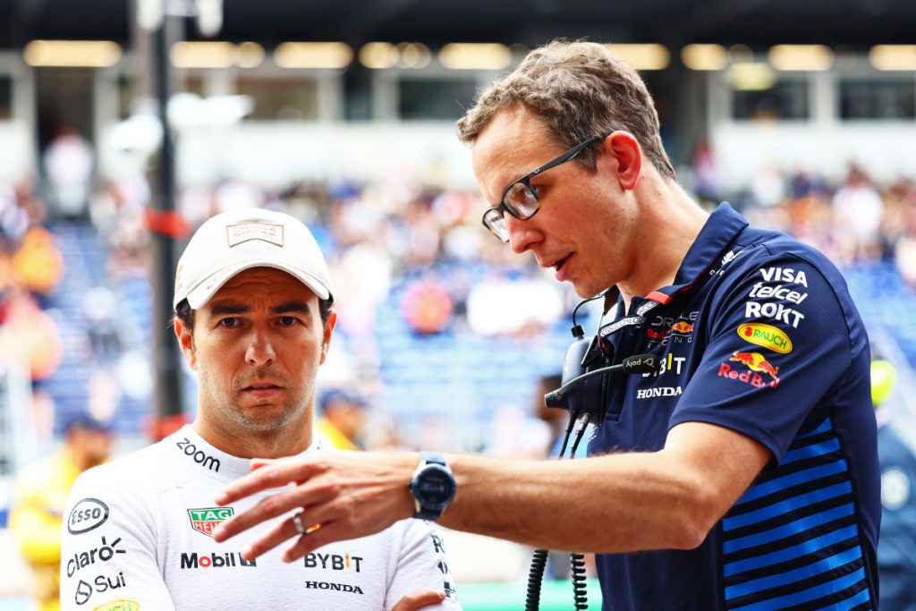 Checo habla con su ingeniero en el pitlane del Mónaco GP