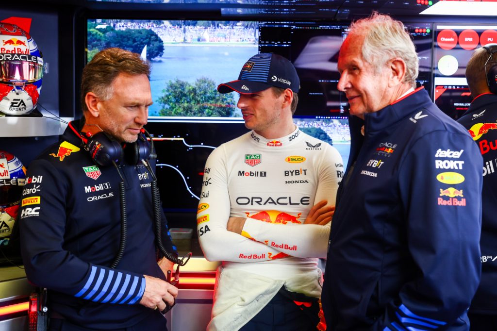 Horner habla con Max y Marko en el box de Red Bull Racing