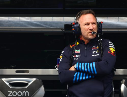 Horner pensativo en el muro de trabajo de Red Bull Racing