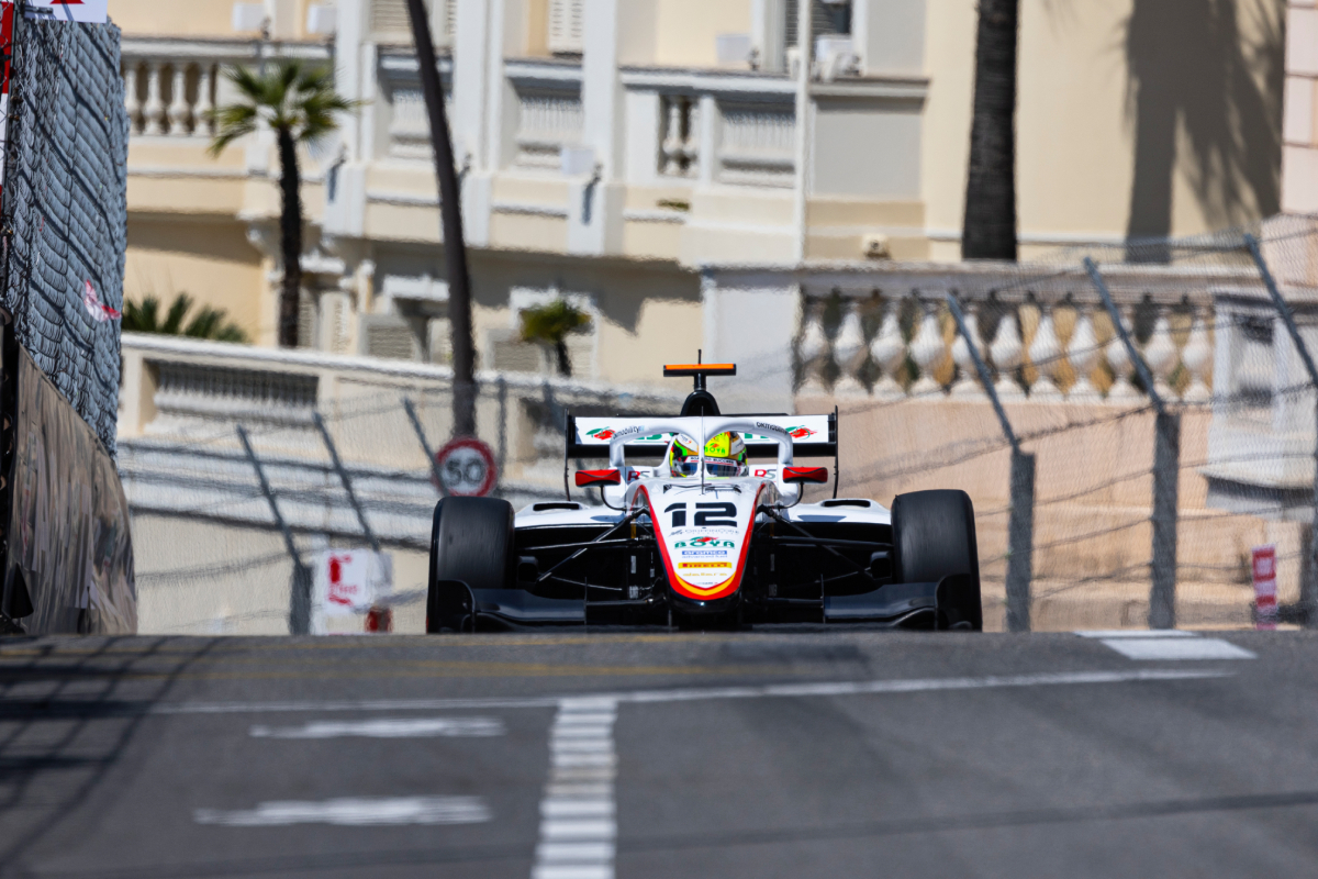 Boya trazando la bajada tras el Casino de Mónaco en la F3