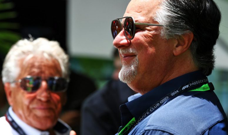 Michael y Mario Andretti sonríen en el paddock del Miami GP
