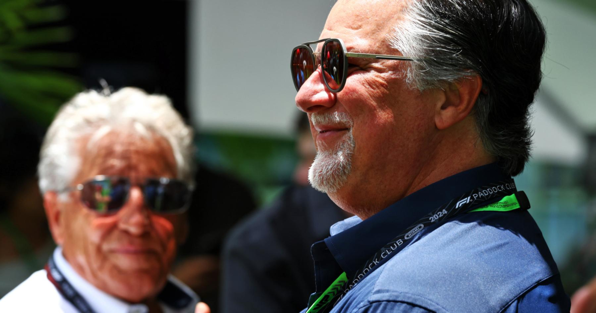 Michael y Mario Andretti sonríen en el paddock del Miami GP