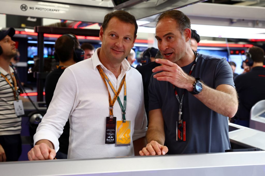 Mintzlaff conversra con un un invitado dentro del box de Red Bull Racing