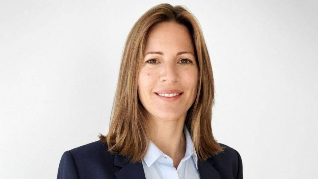 La CEO de la FIA Natalie Robin sonríe