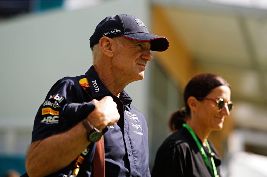 adrian newey llega al Miami GP 2024 con su esposa.