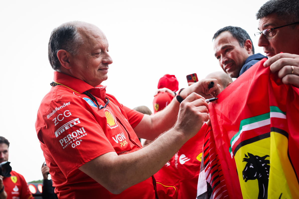 Vasseur firma una bandera de Ferrari en Imola.