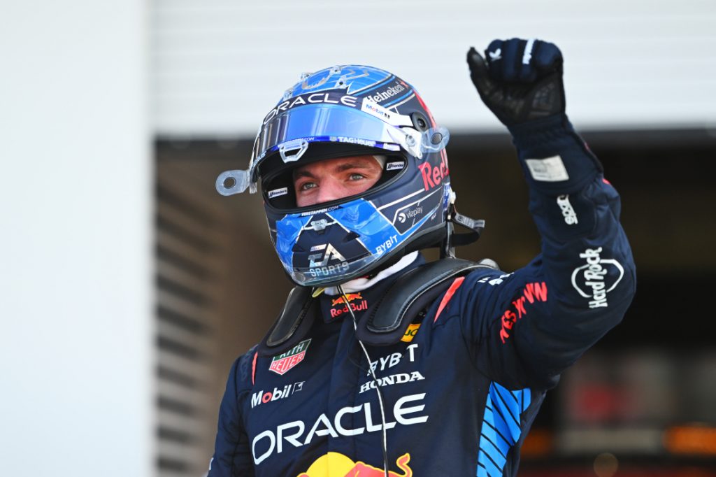 Verstappen saluda tras conseguir la victoria en Miami 2024 en la Sprint Race