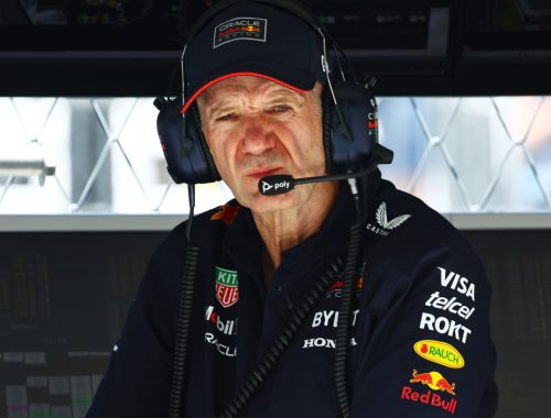 Newey sentado en el muro de trabajo de Red Bull en el Miami GP 2024