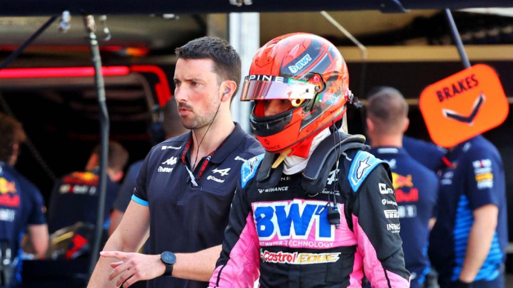 Ocon camina con el casco por el pitlane de Monaco tras abandonar