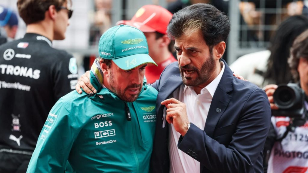Fernando Alonso escucha las palabras de Ben Sulayem