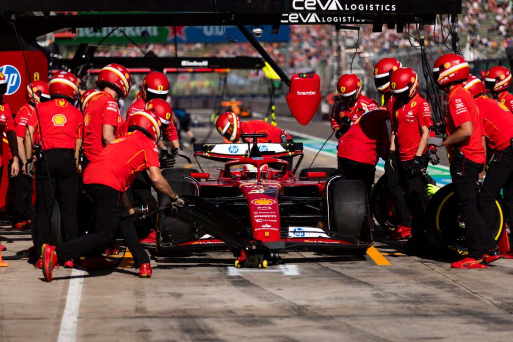 Ferrari trabaja en pitlane con Leclerc en Imola