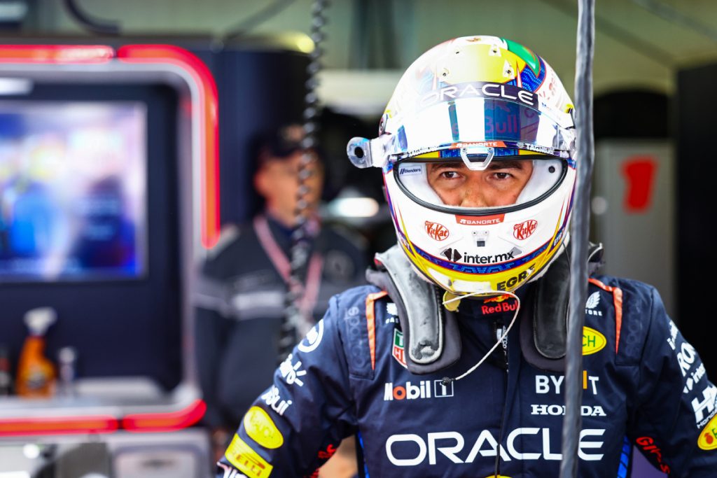 Checo concentrado con su casco puesto en el box de Red Bull Racing