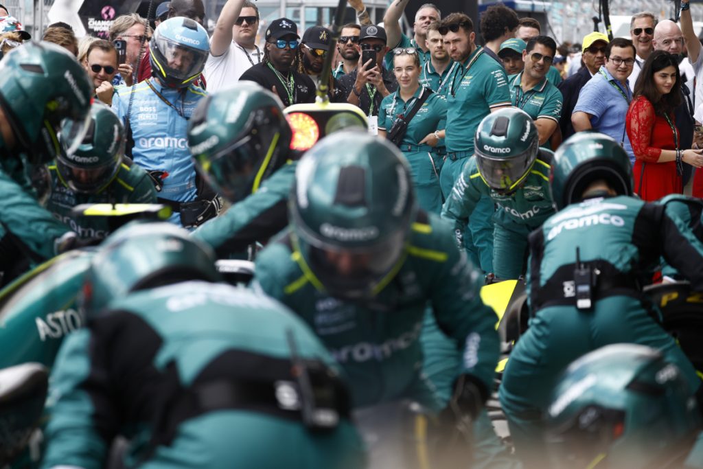 Los mecánicos de Aston Martin practican pit stops en el Miami GP 2024.