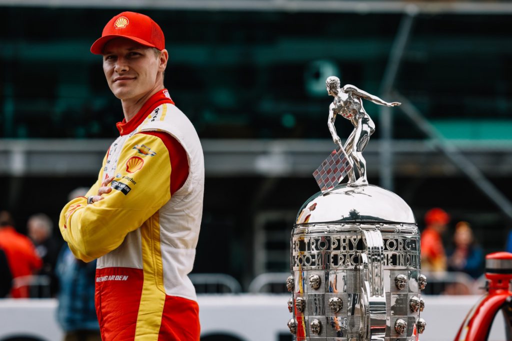 Newgarden posa con el trofeo de la Indy 500 2024