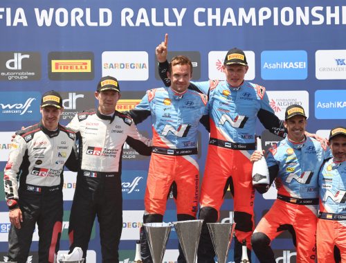 Los tres primeros equipos clasificados en el podio del Cerdeña WRC 2024
