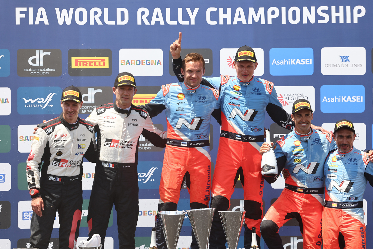 Los tres primeros equipos clasificados en el podio del Cerdeña WRC 2024