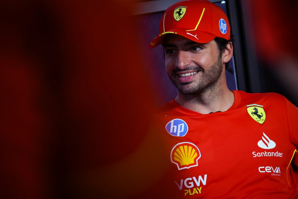 Sainz sonríe dentro del box de Ferrari en Imola.