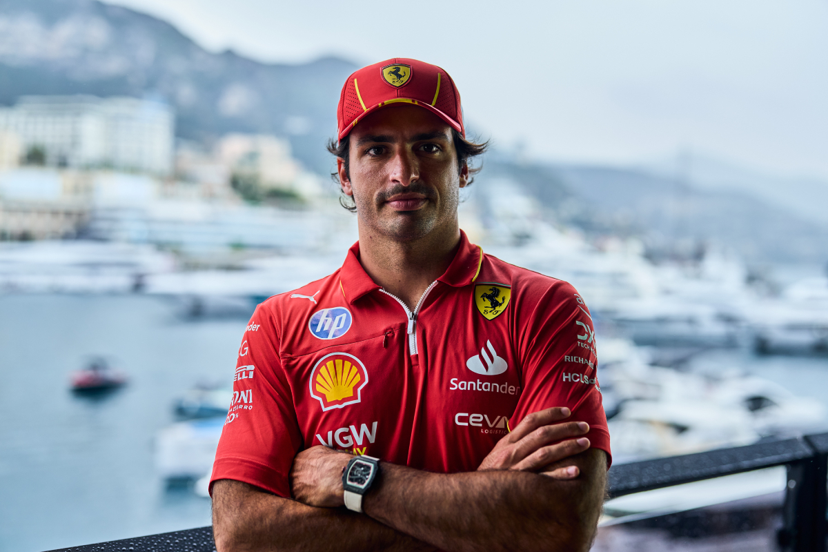 Carlos Sainz posa en el puerto de Mónaco