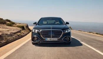 Berlina de lujo Mercedes Clase S 2026 W223 en movimiento.