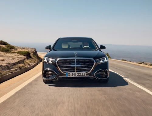 Berlina de lujo Mercedes Clase S 2026 W223 en movimiento.