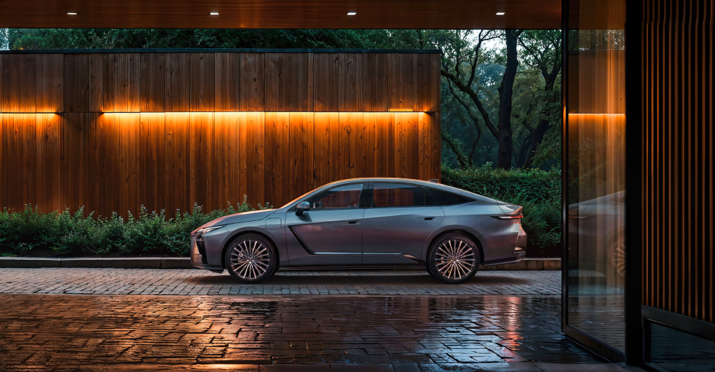 Vista lateral del nuevo Lexus ES 2026