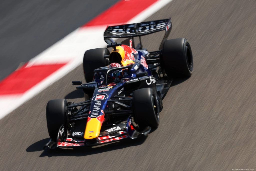 Verstappen pilotando el Red Bull en Bahréin
