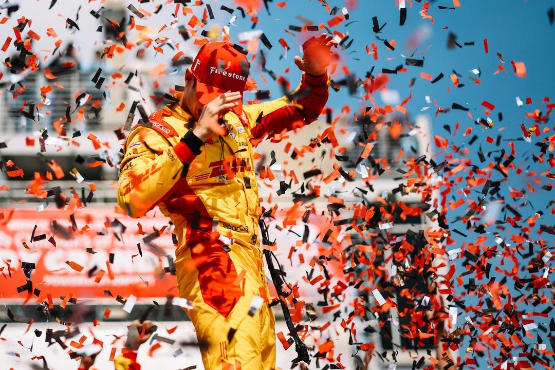 Alex Palou celebra su victoria en el GP de Alabama IndyCar 2026 en Barber Motorsports Park