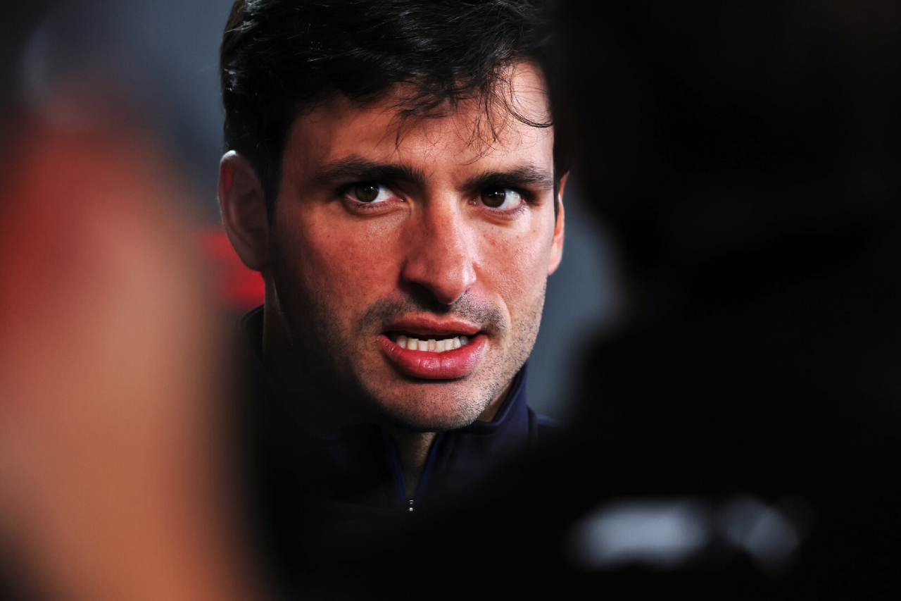 Carlos Sainz criticando a la FIA en el GP de Japón