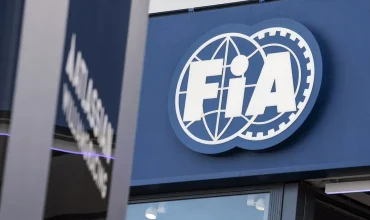 Logotipo de la FIA y sede de la Federación Internacional del Automóvil en la polémica por la seguridad de F1 2026.