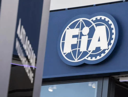 Logotipo de la FIA y sede de la Federación Internacional del Automóvil en la polémica por la seguridad de F1 2026.