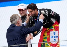 Antonio Félix da Costa celebrando la victoria en el podio del E-Prix de Madrid con el Rey Felipe VI