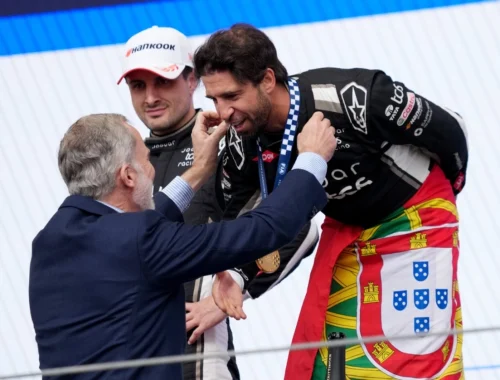 Antonio Félix da Costa celebrando la victoria en el podio del E-Prix de Madrid con el Rey Felipe VI