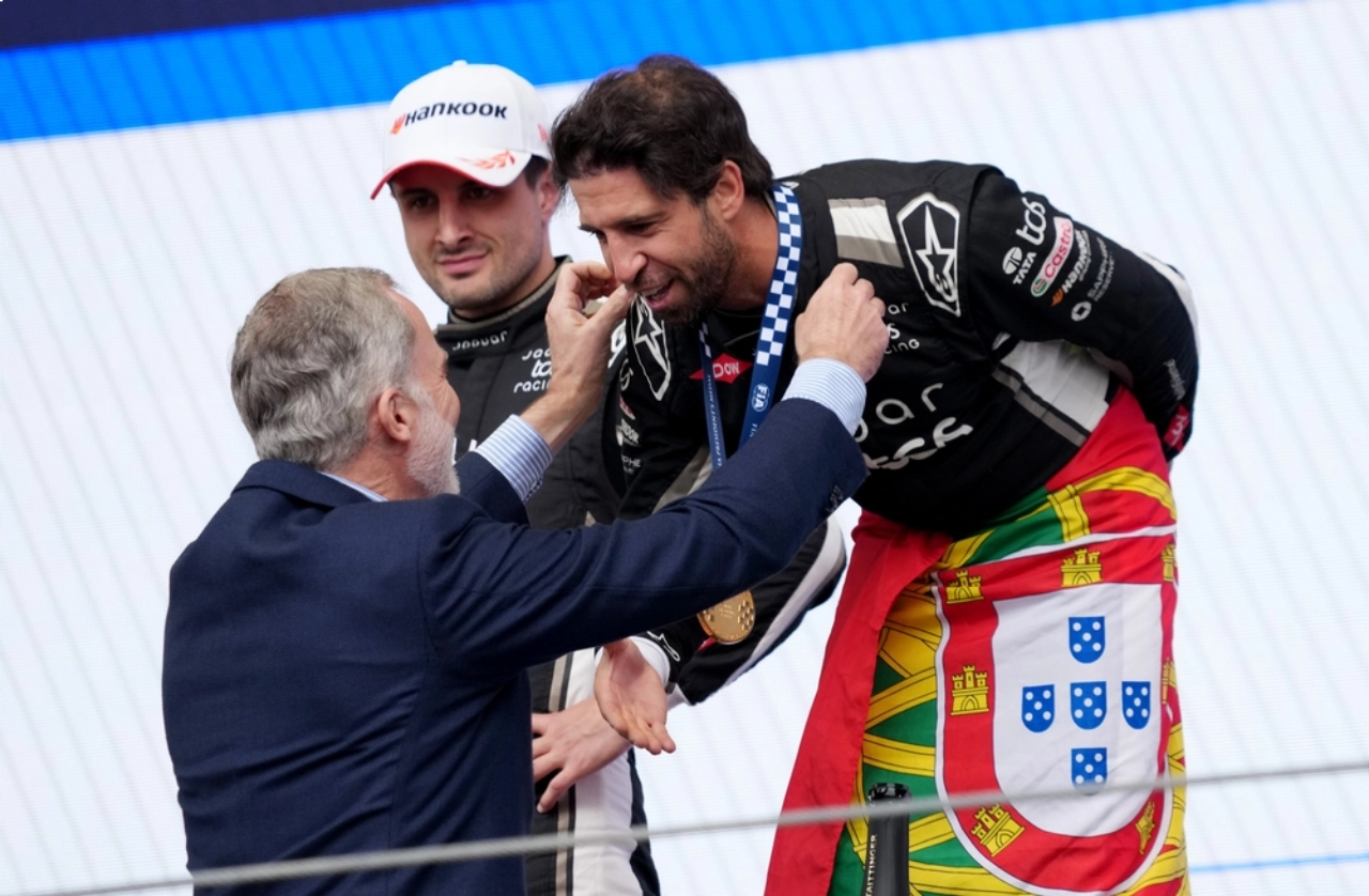 Antonio Félix da Costa celebrando la victoria en el podio del E-Prix de Madrid con el Rey Felipe VI